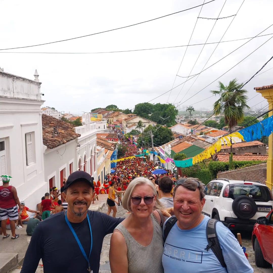 Turistas felizes no passeio